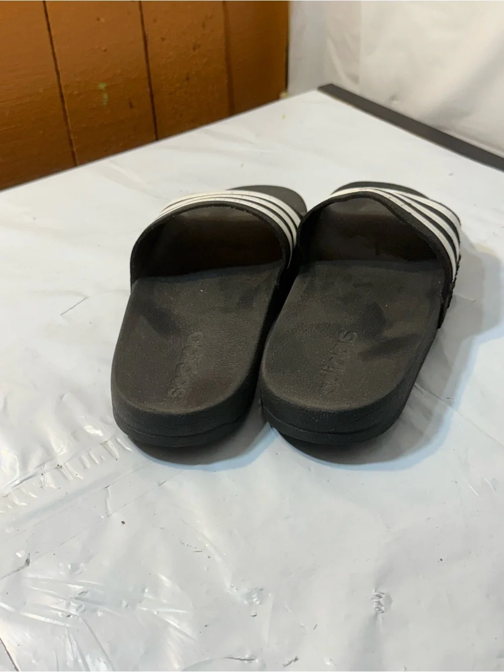 Adidas Adilette boys slip on slides size 4Y